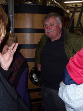 Nella cantina della Cave du Vin de Morgex a La Ruine con il sig. Beneyton (47176 bytes)